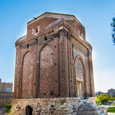 "  كنبد سرخ " ( القبة الحمراء )